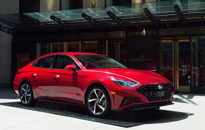 미국 록펠러센터 크리스티 뉴욕 앞에 전시한 8세대 쏘나타. (사진=현대차)