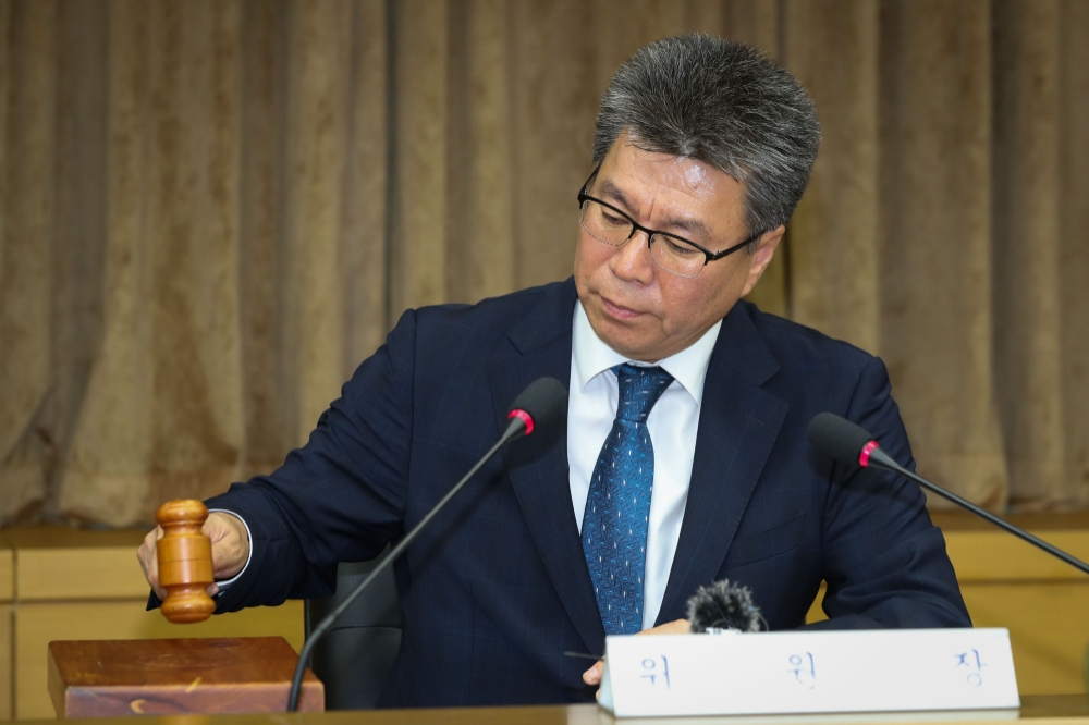 박종원 공적자금관리위원회 민간위원장이 24일 서울 중구 예금보험공사에서 열린 공적자금관리위원회 회의에서 의사봉을 두드리고 있다. / 사진= 금융위원회