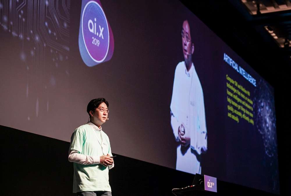 ●김윤 SK텔레콤 AI센터장이 'ai.x 2019' 컨퍼런스의 시작을 알리는 기조연설을 하고 있다/사진=SK텔레콤