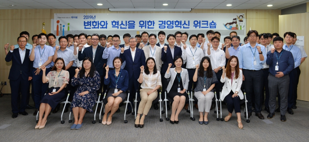 △NH농협손해보험 오병관 대표이사(사진 둘째 줄 왼쪽부터 일곱 번째)와 임직원들이 경영혁신 워크숍 실시 후, 기념촬영을 하고 있다. / 사진=NH농협손해보험