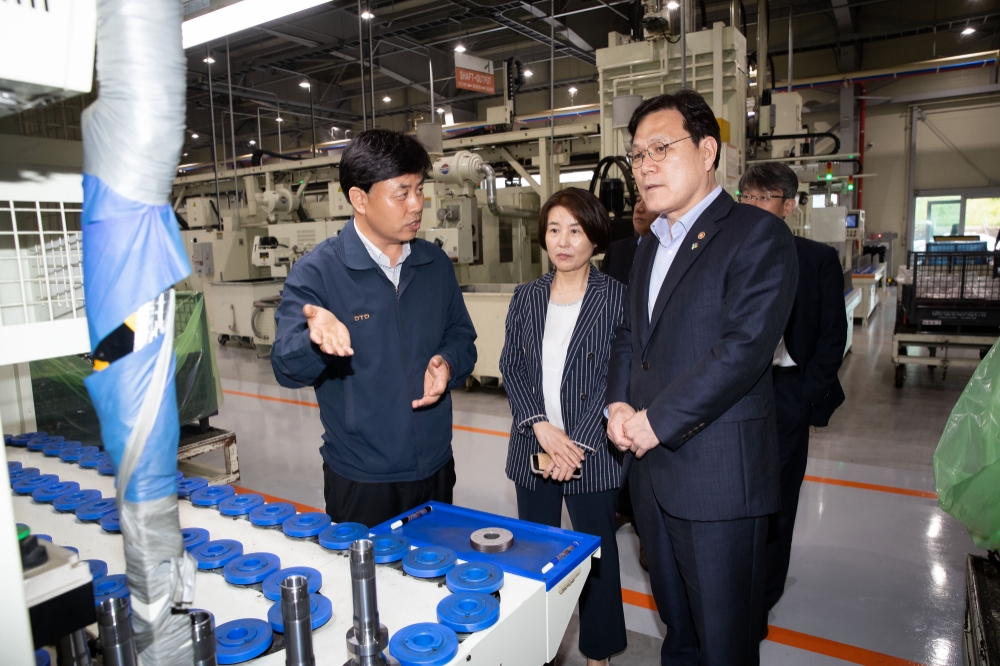 최종구 금융위원장이 27일 주력산업 금융지원 관련 울산·경남지역 현장 방문에서 자동차 부품업체 (주)오토인더스트리의 생산시설 설명을 듣고 있다. / 사진= 금융위원회
