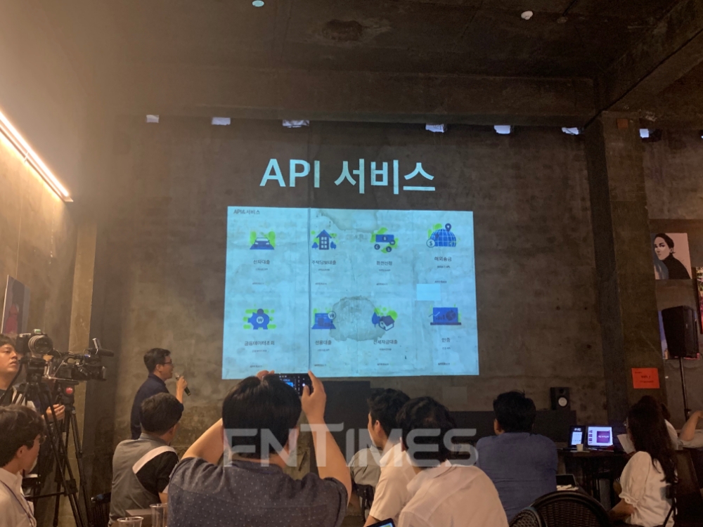 이욱환 디지털전략부 차장이 27일 성수동 갤러리 카페 바이산에서 우리은행 오픈API를 설명하고 있다./사진=전하경 기자