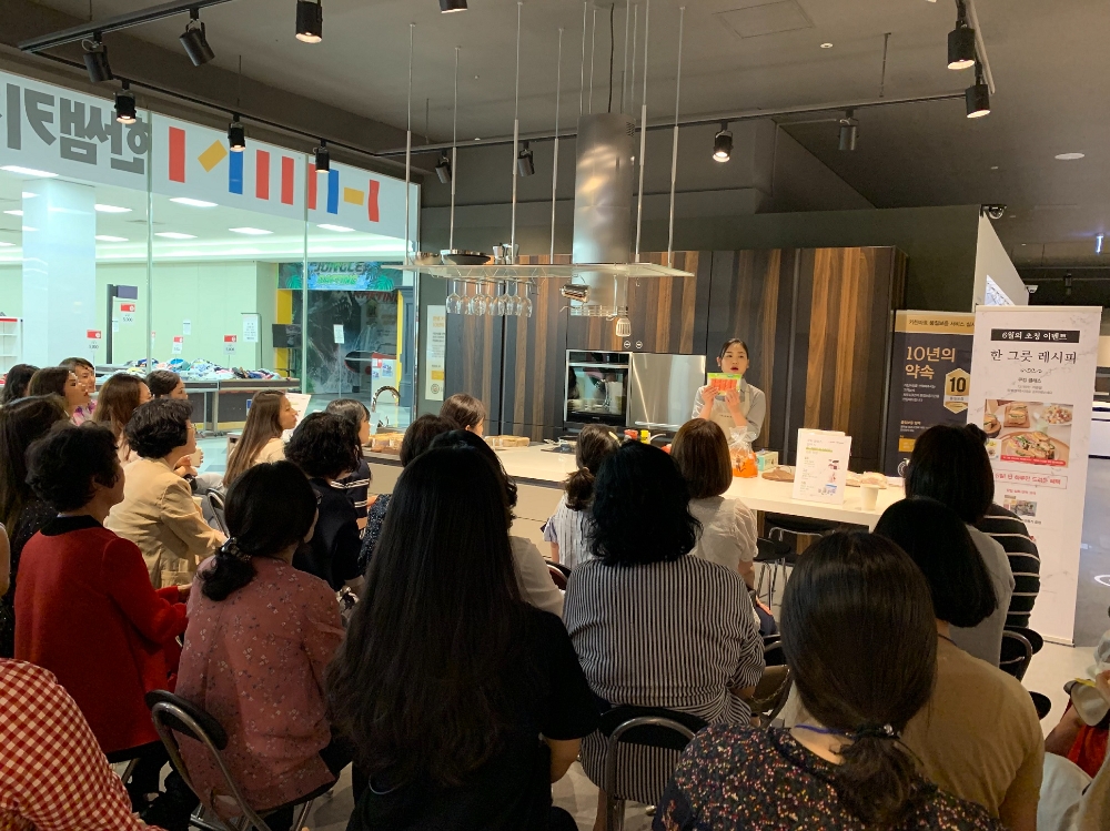 5일 한샘 키친&바스 전시장에서 열린 고객 초청 쿠킹클래스. /사진제공=한샘