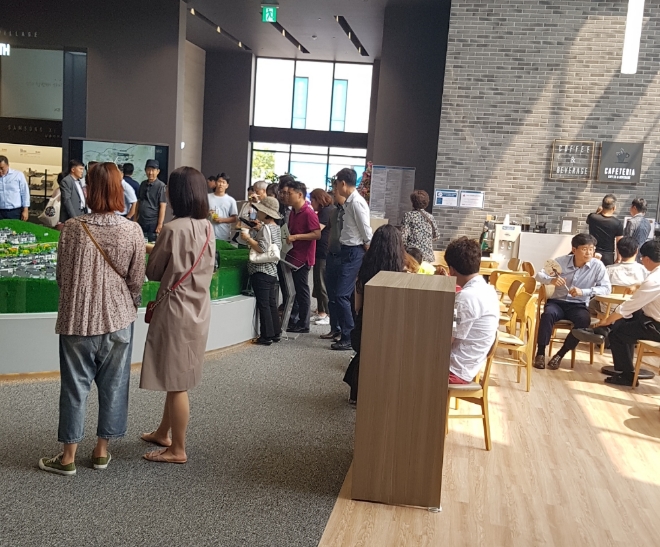 2일 삼송자이더빌리지 견본주택을 실수요자들이 둘러보고 있다.