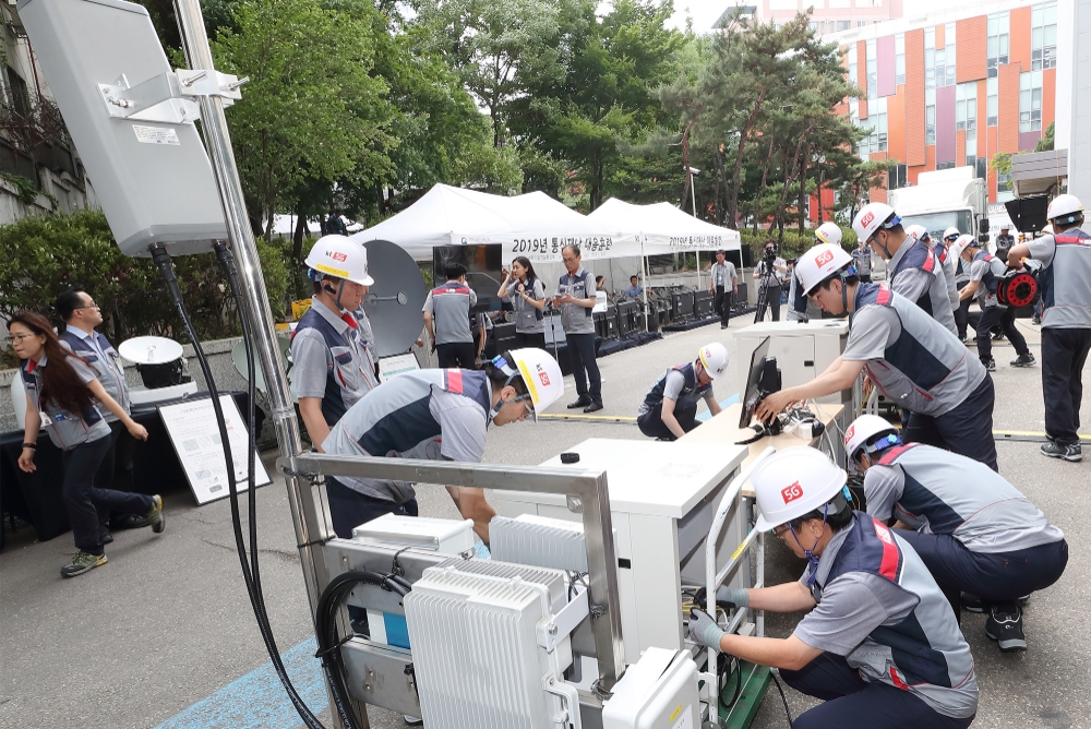 △KT 직원들이 혜화국사에서 열린 통신재난 대응훈련 리허설을 진행하고 있다/사진=KT