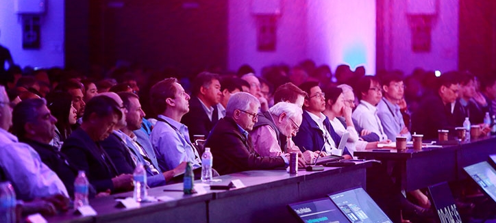 △5월 14일(현지시간) 미국 산타클라라에서 열린 '삼성 파운드리 포럼 2019'에서 글로벌 팹리스 고객, 파트너사 등 참석자들이 정은승 삼성전자 파운드리 사업부 사장의 기조 연설을 듣고 있다/사진=오승혁 기자(자료 편집)