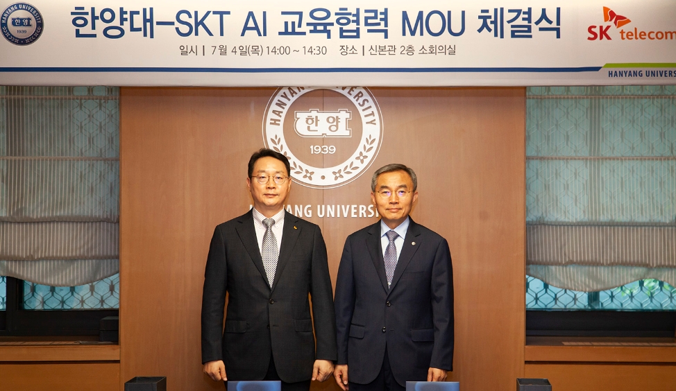 △서울 성동구 한양대학교 총장실에서 문연회 SK텔레콤 기업문화센터장(왼쪽)과 김우승 한양대학교 총장이 기념 사진을 촬영하고 있는 모습/사진=SK텔레콤