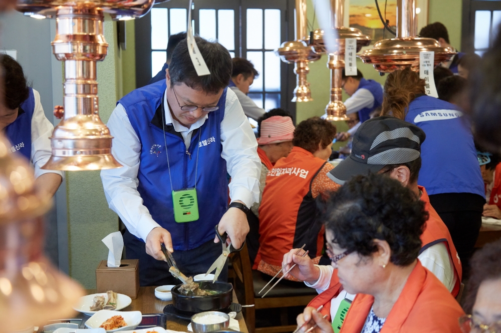 '사랑의 나눔 행사' 봉사활동에 참여한 신라면세점 임직원들이 지역 어르신들께 직접 갈비탕을 대접하고 있다. /사진제공=호텔신라