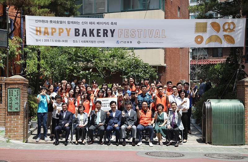 첫번째줄 왼쪽에서 두번째부터 권혜정 대표이사, 김정환 롯데호텔 대표이사, 박성수 송파구청장. /사진제공=롯데호텔