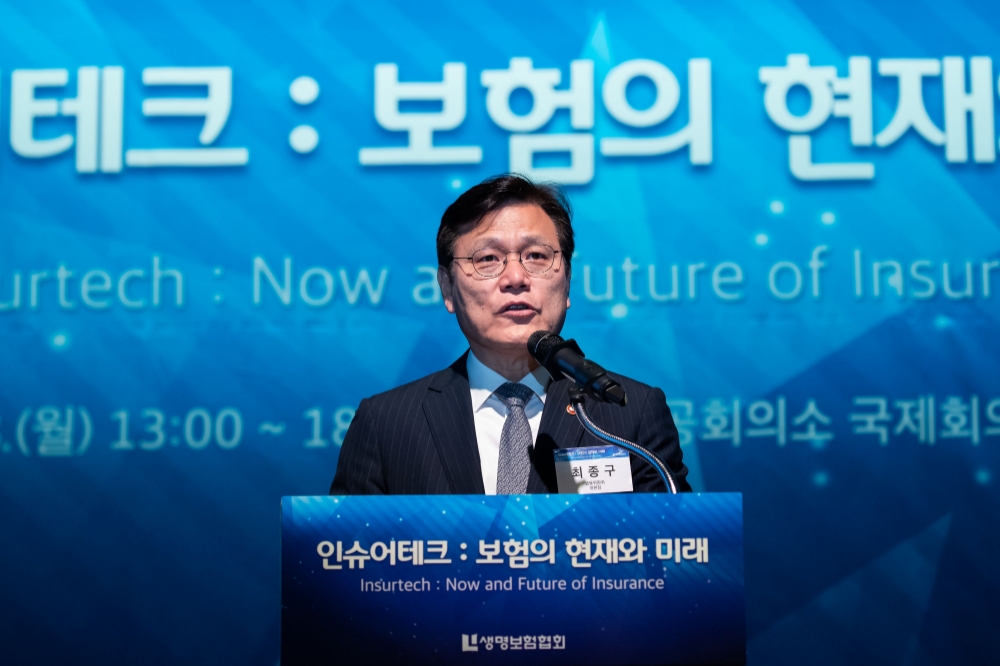 최종구 금융위원장이 8일 서울 중구 대한상공회의소에서 열린 '인슈어테크 : 보험의 현재와 미래' 세미나에서 기조연설을 하고 있다. / 사진= 금융위원회
