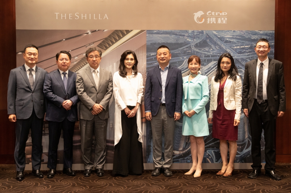 호텔신라와 씨트립 관계자들이 협약식 체결 후 기념촬영을 하고 있다. 이부진 호텔신라 대표이사(왼쪽에서 네번째), 량찌엔장(梁建章) 씨트립 명예회장(오른쪽에서 네번째),한인규 호텔신라 TR부문 사장(왼쪽에서 세번째), 쑨제(孙洁) 씨트립 CEO(오른쪽에서 세번째),하주호 호텔신라 커뮤니케이션팀 전무(왼쪽에서 두번째), 린취(Lynn 屈) 씨트립 국제사업부문 부사장(오른쪽에서 두번째),최창현 호텔신라 호텔&레저부문 전무(왼쪽에서 첫번째), 첸루량(陈瑞亮) 씨트립 호텔사업부문 CEO(오른쪽에서 첫번째). /사진제공=호텔신라