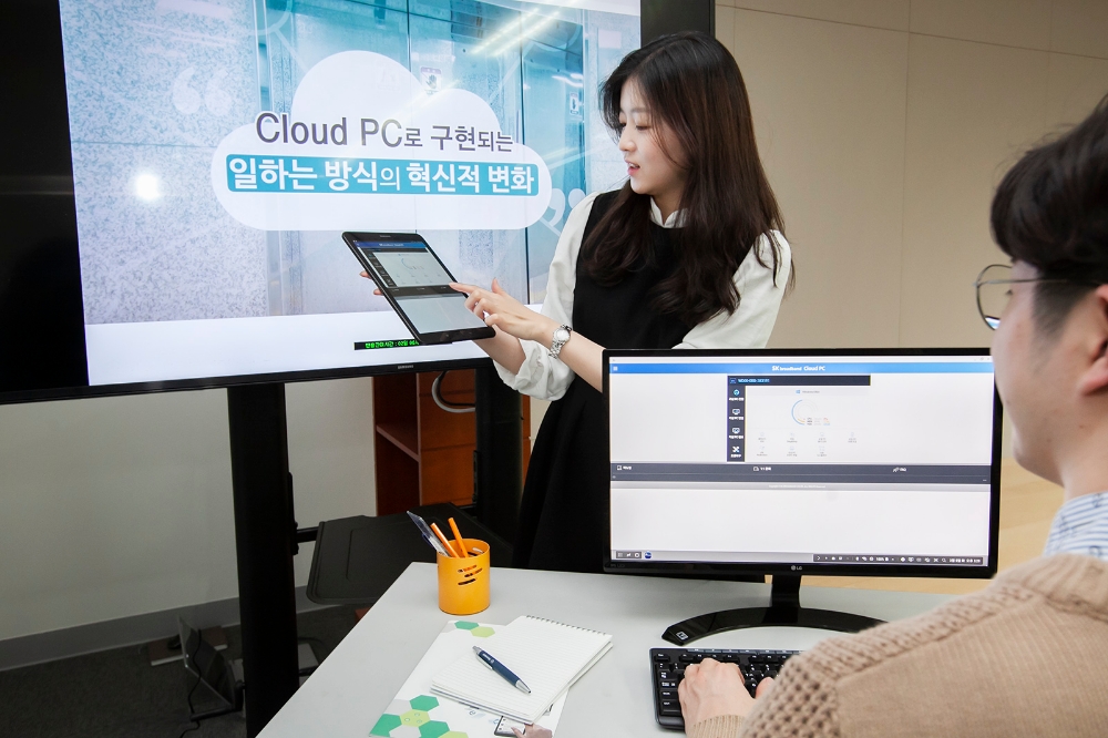 △SK브로드밴드 모델들이 클라우드 PC 서비스를 홍보하고 있다/사진=SK브로드밴드