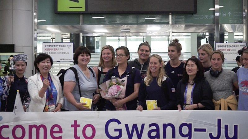 2019 광주 FINA 세계수영선수권대회 미국선수단과 깡주일보 진행자(화면 왼쪽/ 사진=깡주일보 제공)