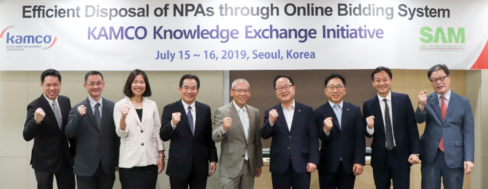 '효율적인 공공자산 처분을 위한 온라인 공공자산 거래시스템(온비드) 연수'에서 남궁 영 캠코 공공개발본부장(오른쪽에서 네번째)과 니욧 마사비숫(Niyot Masavisut) 태국자산관리공사(SAM) 사장(오른쪽에서 다섯번째)이 관계자들과 함께 사진촬영을 하고 있다./사진=캠코