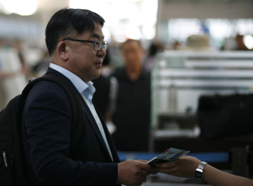 16일 인천국제공항에서 김동섭 SK하이닉스 사장이 일본으로 출국하고 있다. (사진=SK하이닉스)