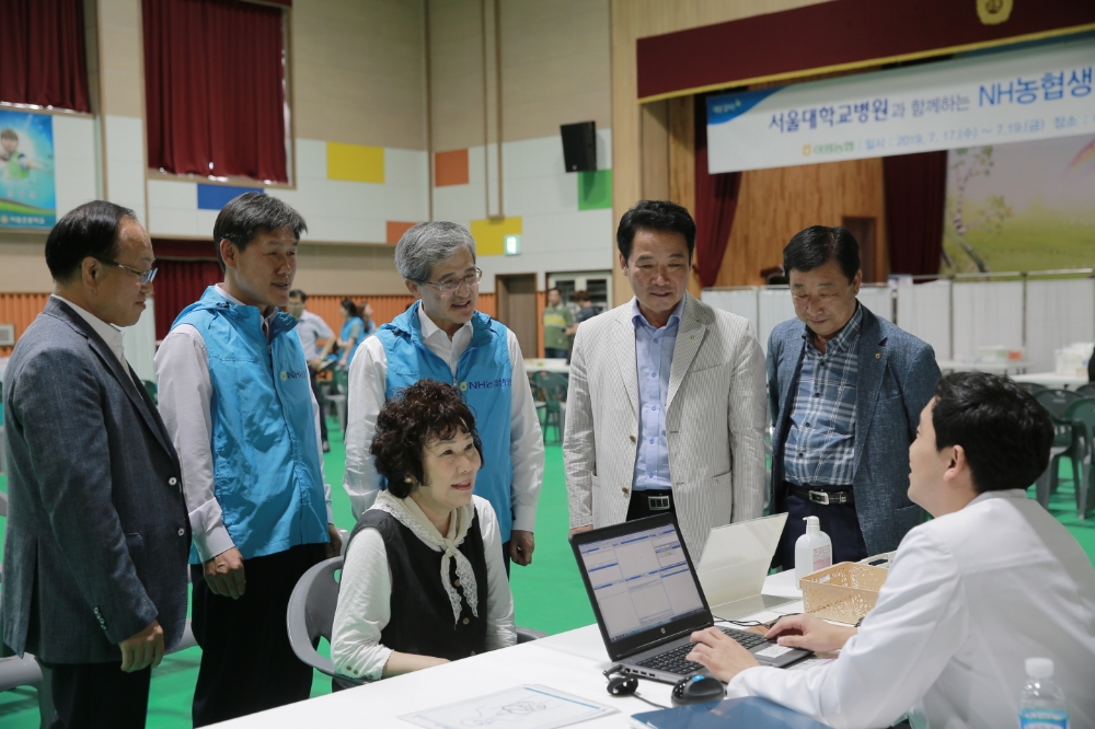 △홍재은 NH농협생명 대표이사(뒷줄 가운데)가 충북 옥천군을 찾아 무료 의료진료 활동에 동참하고 있다. / 사진=NH농협생명