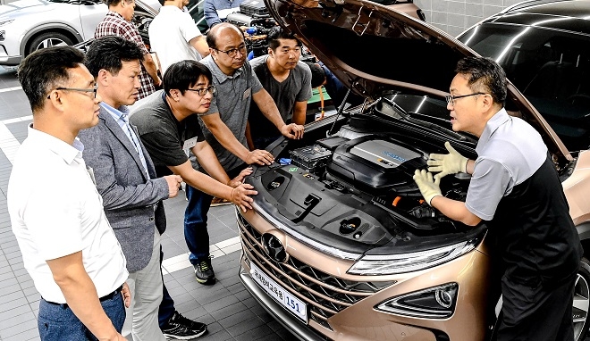 2019 전국 교원 자동차 기술 연수에서 현대차 관계자가 넥쏘에 탑재된 연료 전지시스템을 설명하고 있다. (사진=현대차)