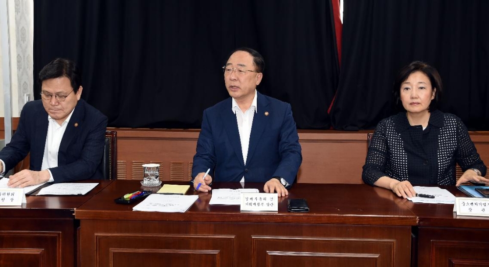 홍남기 부총리 겸 기획재정부 장관이 7월 19일 광화문 정부서울청사에서 일본 수출규제 대응 관계장관회의를 주재하고 있다. (사진=기획재정부)