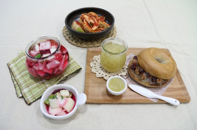 왼쪽부터 양파 피클, 양파 소박이, 양파잼 완성 모습. /사진=CJ프레시웨이