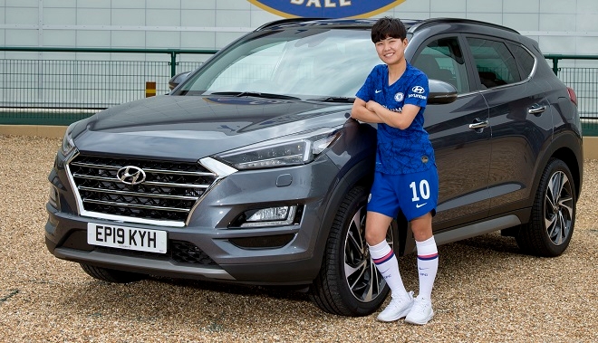 지소연이 현대자동차 투싼 앞에서 기념 촬영을 하고 있다. (사진=현대차)