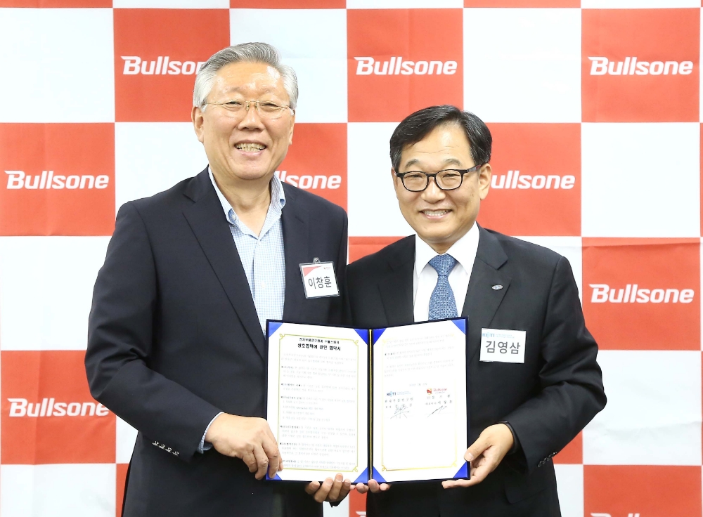 불스원 이창훈 대표(왼쪽)와 전자부품연구원 김영삼 원장. (사진=불스원)