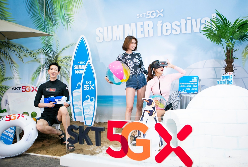 △SK텔레콤 모델들이 5GX 클러스터가 설치, 운영되는 모습을 시연하고 있다/사진=SK텔레콤