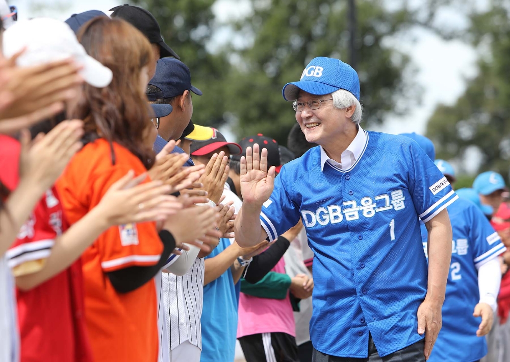 김태오 회장이 라오스에서 봉사활동을 하고 있다./사진=DGB금융지주