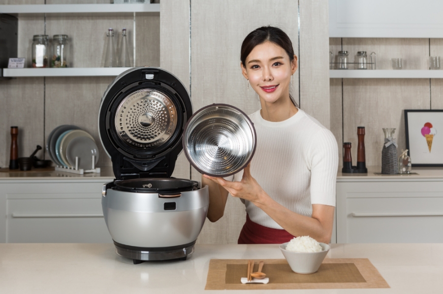 △위니아딤채 모델이 당질저감 IH압력밥솥 딤채쿡 당질저감 30을 홍보하고 있다/사진=위니아딤채