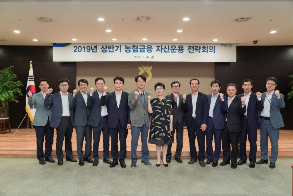 (왼쪽에서 다섯번째부터) 이익행 NH농협손해보험 경영기획부문 부문장(부사장), 손병환 NH농협금융지주 사업전략부문 부문장(상무), 7번째 장미경 NH농협은행 자금운용부문 부문장(부행장)이 전략회의 후 기념촬영을 하고 있다./사진=NH농협금융지주