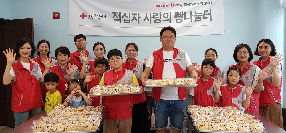 BNK경남은행이 지난 27일 사랑나눔활동 일환으로 '사랑의 빵 만들기 봉사활동'을 진행했다./사진=경남은행