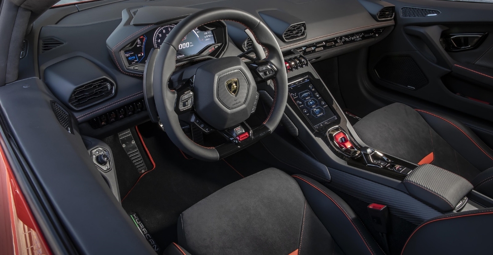 람보르기니 우라칸 에보 내부.