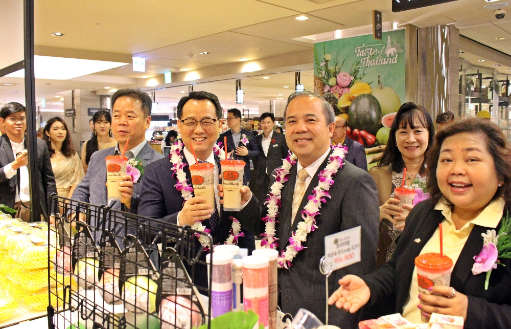 30일 오전 롯데백화점 본점 '태국 물산전' 행사장에서 씽텅 랍피셋판 주한 태국 대사가 롯데백화점 임태춘 식품리빙부문장, 유영택 본점장과 함께 행사를 둘러보는 모습. /사진제공=롯데백화점