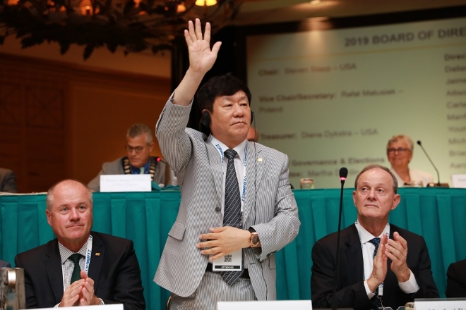 지난 7월 28일(현지시간)부터 나흘 간 바하마 나소에서 열린 2019 세계신협협의회 총회에서 세계신협협의회 이사로 재선된 김윤식 신협중앙회장. 사진 = 신협중앙회