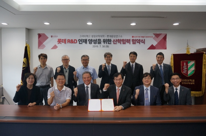30일 롯데중앙연구소-고려대학교 생명과학대학이 'R&D 인재 양성을 위한 산학협력' 협약 체결 후 기념 촬영을 하고 있다. /사진=롯데중앙연구소