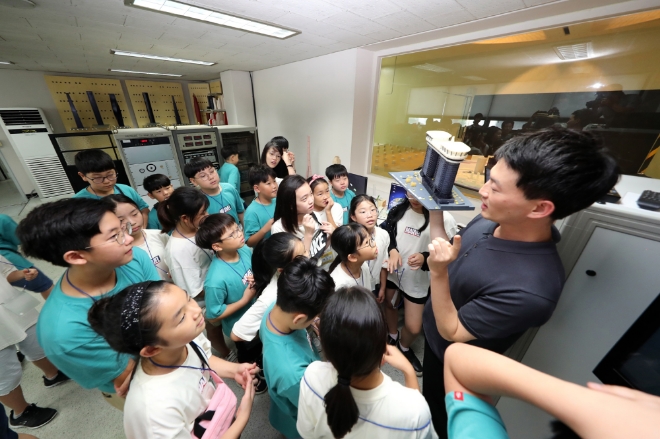 지난달 30일 대우건설 기술연구원을 방문한 임직원 자녀들이 풍동실험에 대한 설명을 듣고 있다. /사진=대우건설