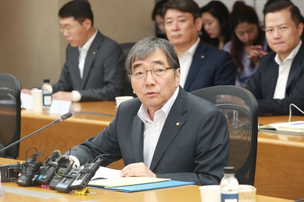 ▲윤석헌 금융감독원장이 지난달 24일 서울 여의도 KB국민은행 본점에서 열린 '케이비 브릿지(KB Bridge)' 플랫폼 시연 및 간담회에서 발언을 하고 있다./사진=금융감독원