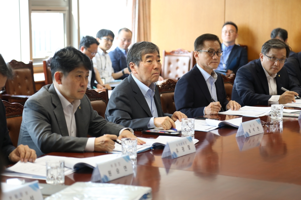 윤석헌 금감원장이 2일 일본의 한국 화이트리스트 배제에 따른 금융시장 영향을 점검하는 회의를 주재하고 있다./사진=금융감독원