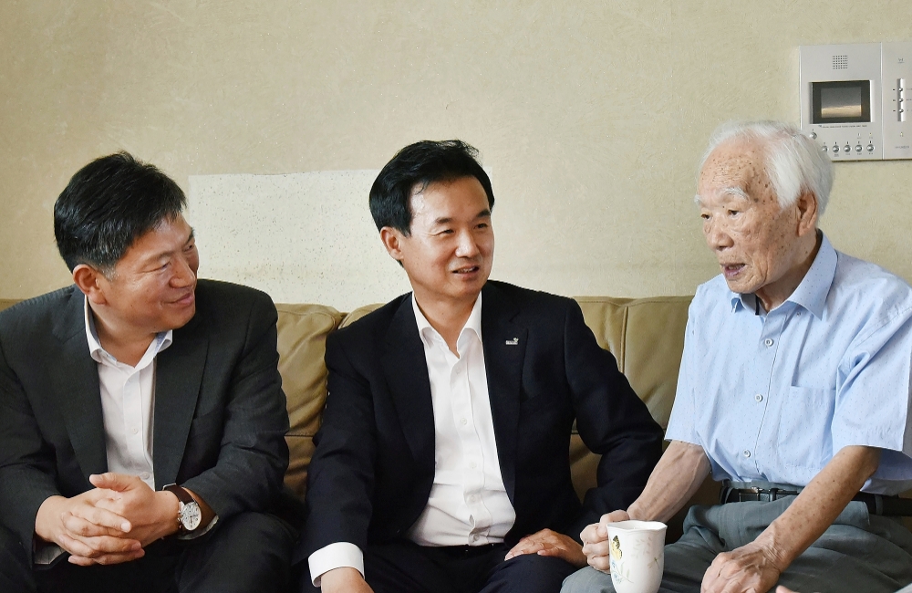 △5일 윤열현 교보생명 사장(가운데)과 오진영 서울지방보훈청장(왼쪽)이 조영진 한국독립유공자협회장의 서울 마포구 자택을 방문해 감사의 마음을 전하고 환담을 나누고 있다. 교보생명은 창립 61주년을 맞아 5일 서울지방보훈청과 독립·국가유공자 복지지원을 위한 업무협약을 맺고 임직원들이 유공자 가정에 선풍기, 응급 의료용품을 전달하는 나눔 봉사활동을 펼쳤다. / 사진=교보생명