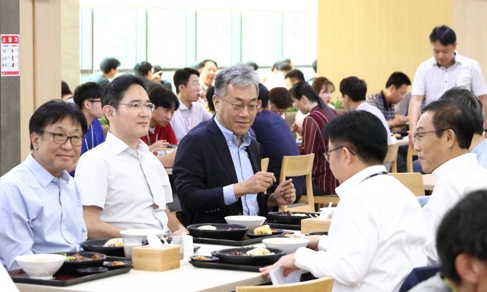 △이재용 부회장과 일행의 온양 사업장 구내식당 속 모습/사진=오승혁 기자(자료 편집)