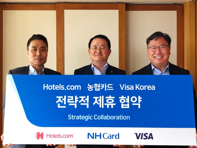 지난 7월 23일 진행 된 기념행사에서 김상범 호텔스닷컴코리아 대표이사(왼쪽에서 첫 번째), 이인기 NH농협카드사장(가운데), 패트릭 윤 비자코리아 사장(오른쪽에서 첫 번째)가 사진촬영을 하고 있다. / 사진 = NH농협카드