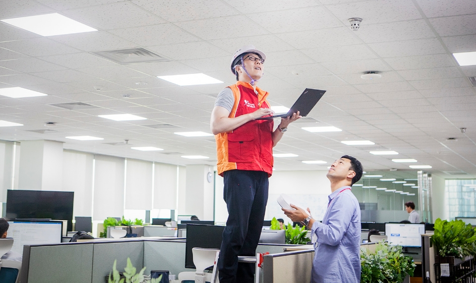 △SK텔레콤 구성원들이 분당사옥 5G 기지국에 '5GX 인빌딩 솔루션’을 적용해최종성능 검증을 하고 있다/사진=SK텔레콤