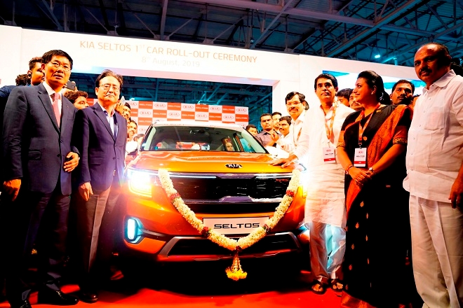 8월8일 인도 남동부 안드라프라데시주 아난타푸르 기아차 인도 공장에서 셀토스 양산 기념식이 열렸다. (왼쪽부터)심국현 기아차 인도법인장, 신봉길 주인도대사. (사진=기아차)