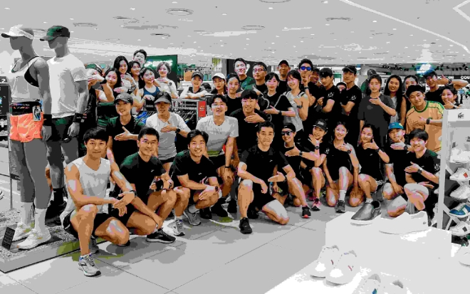 롯데백화점 청량리점은 지난 10일 영국 슈즈 브랜드 '브룩스(Brooks)'와 함께 개점 9주년 축하 이벤트 '한여름 밤의 인터벌' 행사를 진행했다. /사진=롯데백화점.