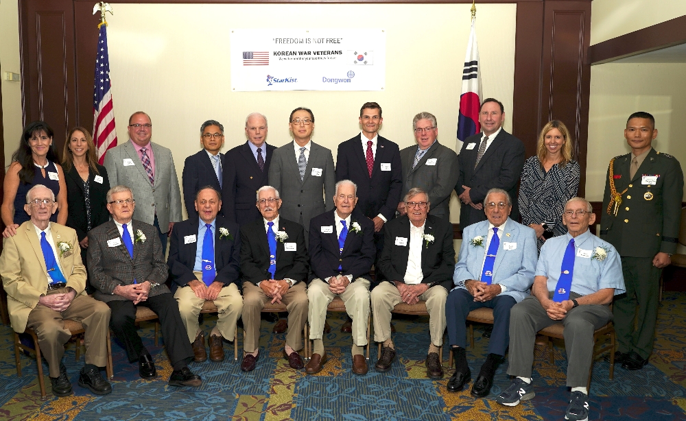 스타키스트 최용석 사장(윗줄 왼쪽에서 여섯번째)과 스타키스트 관계자. /사진제공=동원그룹