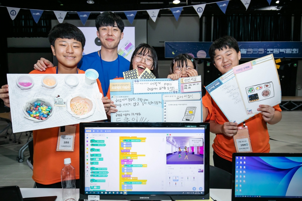 △지난 8일 경기도 안산시에 위치한 한양대학교 ERICA캠퍼스에서 2019년 삼성드림클래스 여름캠프에 참가한 중학생들이30시간의 소프트웨어 교육을 받고 만든 작품을 친구들에게 소개하고 있다/사진=삼성전자