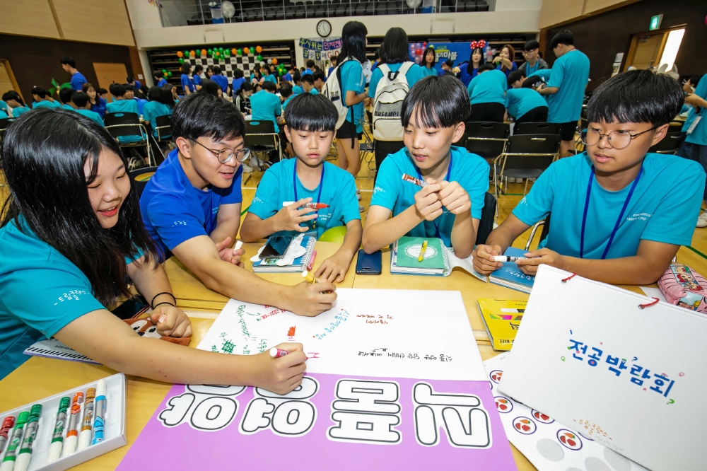 △지난 2일 인천광역시 송도에 위치한 연세대학교 국제캠퍼스에서 2019년 삼성드림클래스 여름캠프에 참가한 중학생들이 대학 전공 박람회에 참가해 본인이 희망하는 전공에 대해 듣고 있다/사진=삼성전자