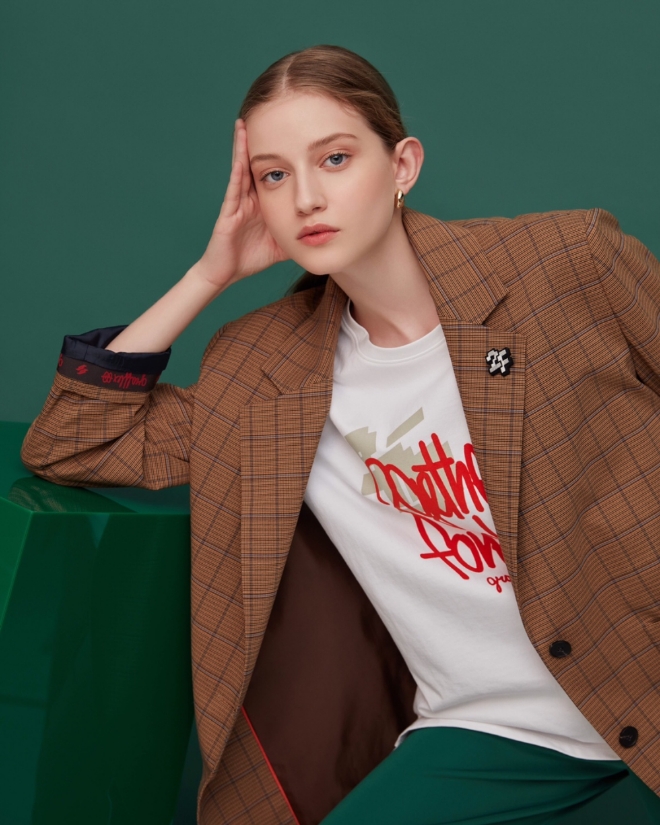 한섬은 여성 캐주얼 브랜드 ‘세컨플로어(2nd floor)’가 시각 예술가 ‘그라플렉스(Grafflex)’와 콜라보레이션을 통해 2019년 가을·겨울(F/W) ‘2GETHER & FOREVER’ 컬렉션 24개 모델을 선보였다. /사진=현대백화점그룹.