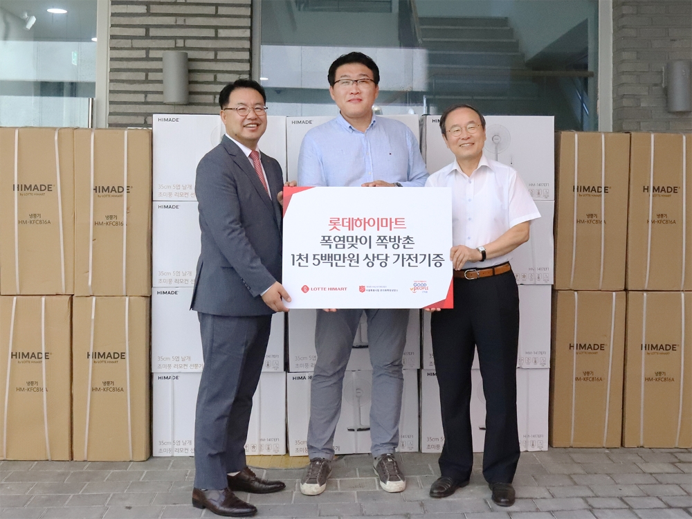 14일 서울시 종로구 돈의동에 위치한 시립돈의동쪽방상담소에서 롯데하이마트 조준석 상품개발부문장(사진 왼쪽), 시립돈의동쪽방상담소 최영민 소장(사진 가운데), 굿피플 강대성 상임이사(사진 오른쪽)가 기념촬영을 하고 있다. /사진제공=롯데하이마트