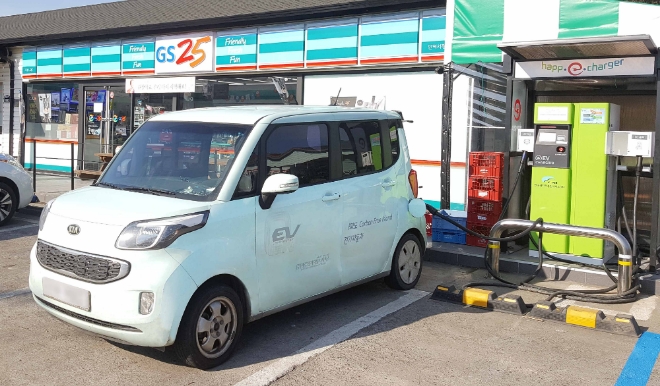 GS리테일은 GS25와 GS슈퍼마켓 52개 점포에서 전기차 충전소를 설치했다. /사진=GS리테일.
