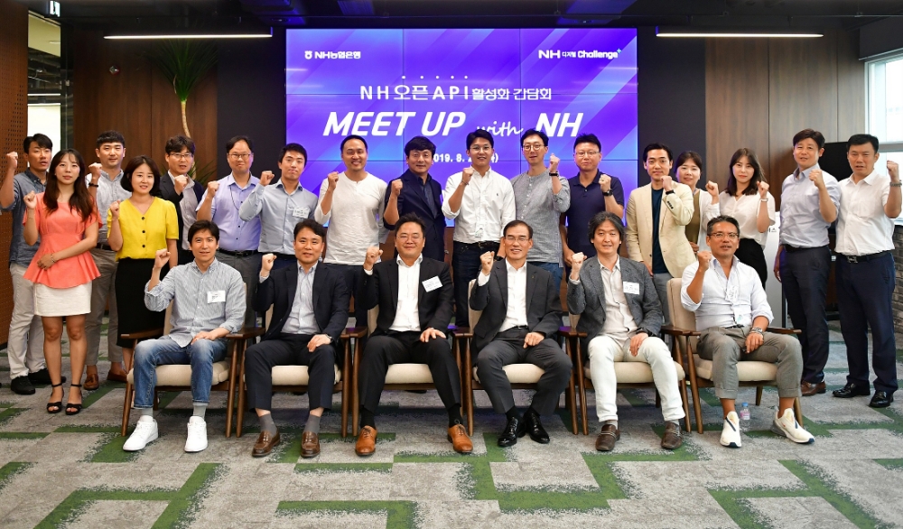 남영수 NH농협은행 디지털금융부문부행장(첫줄 왼쪽에서 네번째)과 'NH핀테크 오픈플랫폼 밋업'에 참석한 핀테크 기업들의 대표 및 실무자들이 행사를 마치고 기념촬영을 하고 있다./사진=NH농협은행